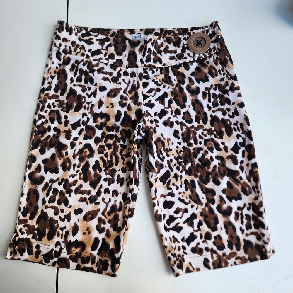 CACHE Women Tan & Black Leopard Animal Print Button Detail Bermuda Short Size: 8